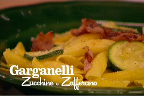 Garganelli con zucchine, zafferano e bacon croccante - I men di Benedetta