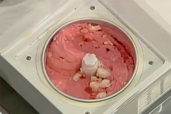 Gelato alla fragola e meringa - Guido Martinetti