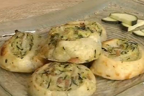 Girelle di sfoglia con zucchine e formaggio - cotto e mangiato