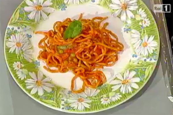 Gnocchetti acqua e farina con piselli e guanciale