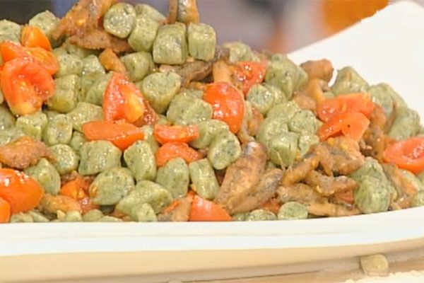 Ricetta Gnocchetti verdi alle alici pomodorini e menta Gnocchetti verdi alle alici pomodorini e menta