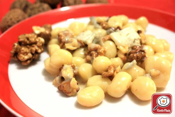 Gnocchi con noci e gorgonzola