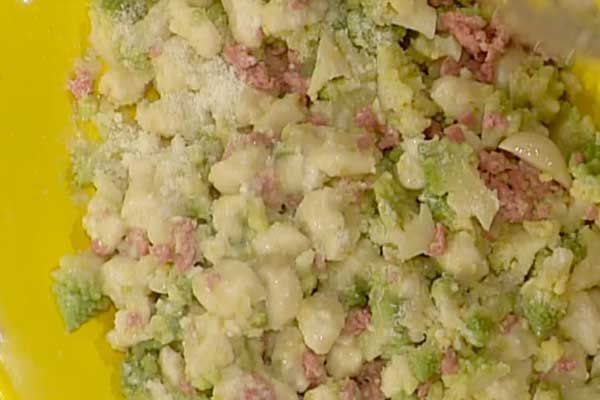 Gnocchi di ricotta con broccoli e salsiccia