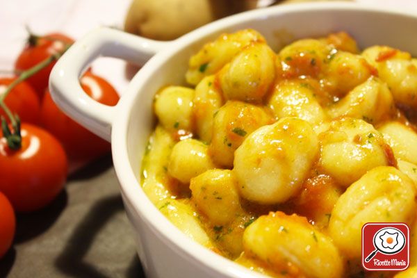 Ricetta Gnocchi al pomodoro e pesto Gnocchi al pomodoro e pesto