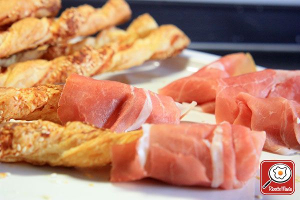 Grissini al sesamo e prosciutto crudo di Parma