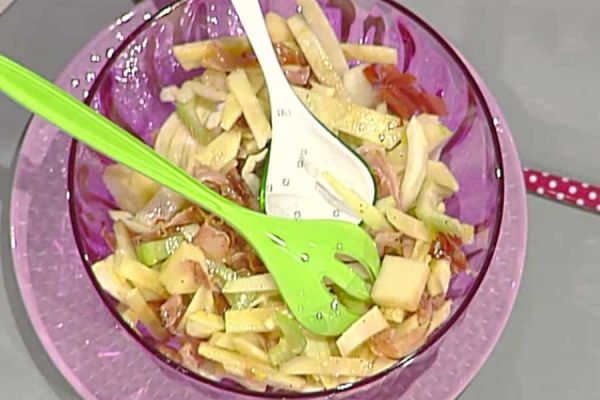 Ricetta Insalatina croccante con mela e speck - Antonella Clerici Insalatina croccante con mela e speck - Antonella Clerici