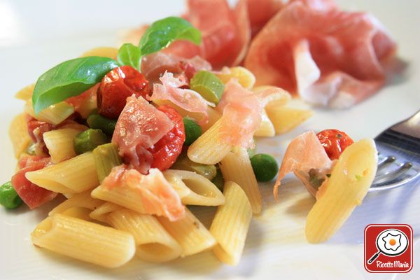 Insalata di pasta con prosciutto crudo