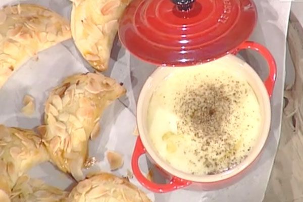 Ricetta Mezzelune con cavolo cappuccio speck e crema di fontina Mezzelune con cavolo cappuccio speck e crema di fontina
