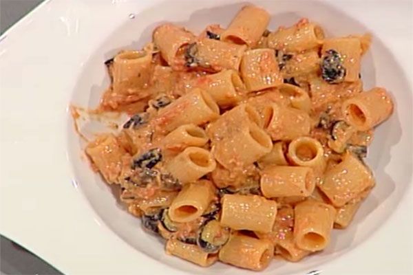 Mezzemaniche con melanzane e olive - Antonella Clerici