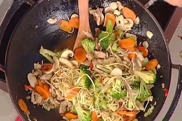 Noodles con bocconcini di maiale e verdure