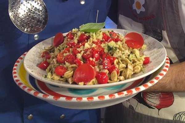 Orecchiette ai pomodori e pesce spada e mollica al basilico