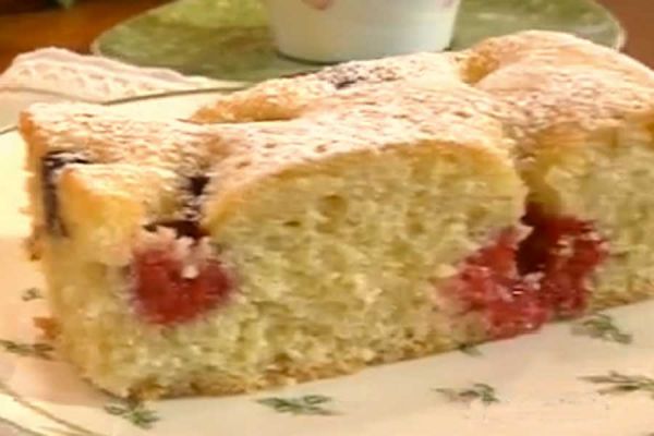 Pan di spagna ai frutti di bosco - cotto e mangiato