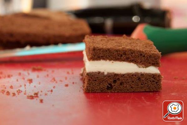 Pan di spagna al cioccolato ripieno al latte - Detto Fatto