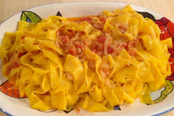 Pappardelle al sugo fresco di pomodoro e cipolla