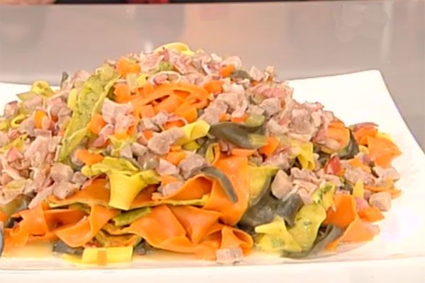 Pappardelle colorate con rag di vitello