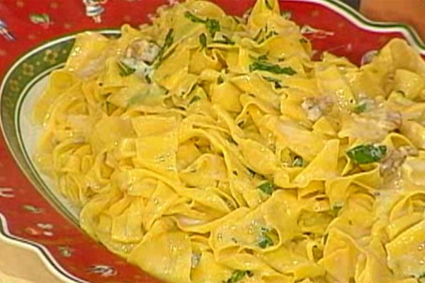 Ricetta Pappardelle con noci e gorgonzola - Alessandra Spisni Pappardelle con noci e gorgonzola - Alessandra Spisni