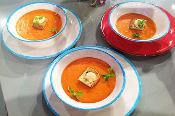 Passata di pomodoro e peperoni con bruschetta al basilico e mozzarella