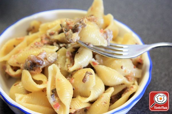 Pasta al rag di funghi e prosciutto