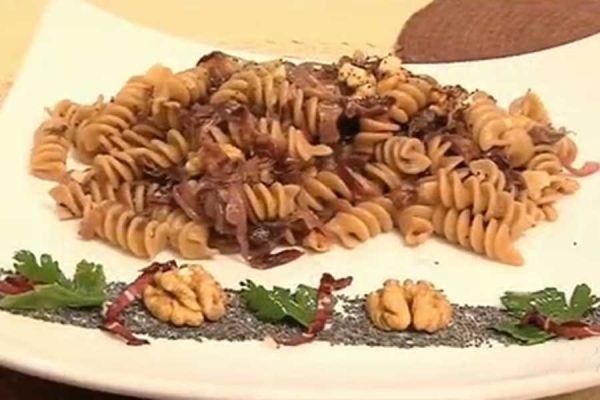 Pasta al radicchio con noci e semi di papavero - cotto e mangiato