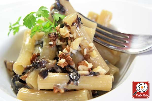 Pasta con radicchio gorgonzola e noci