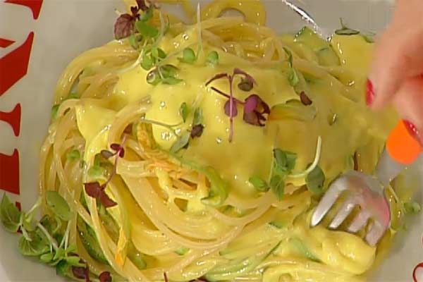 Spaghetti di zucchine con salsa alla curcuma