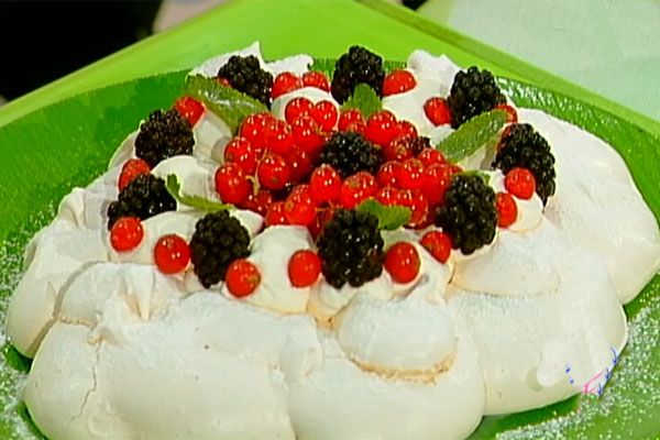 Pavlova con frutti di bosco e panna - Anna Moroni