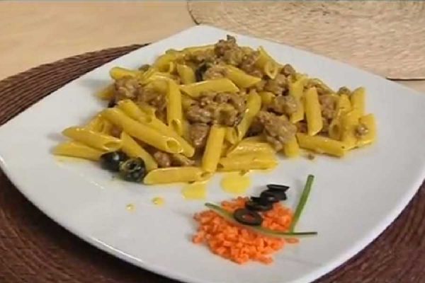 Penne salsiccia, olive e zafferano - cotto e mangiato