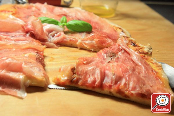 Pizza con brie e prosciutto crudo