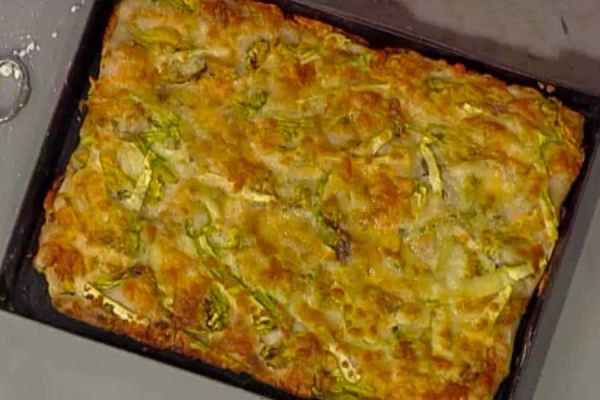 Pizza con fiori di zucchina mozzarella e acciughe - Gabriele Bonci