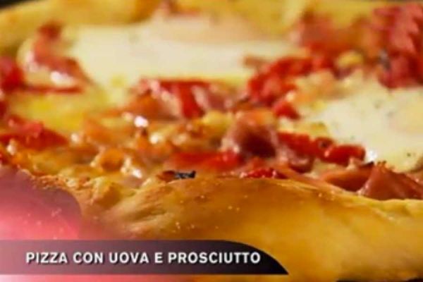 Pizza con uova e prosciutto - Cucina con Buddy