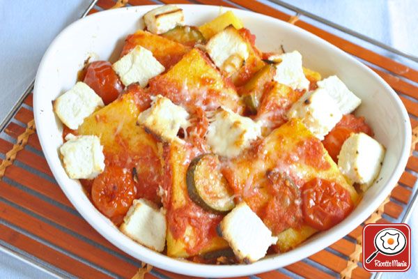 Quadrotti di polenta con salsa di pomodoro, zucchine e ricotta al forno