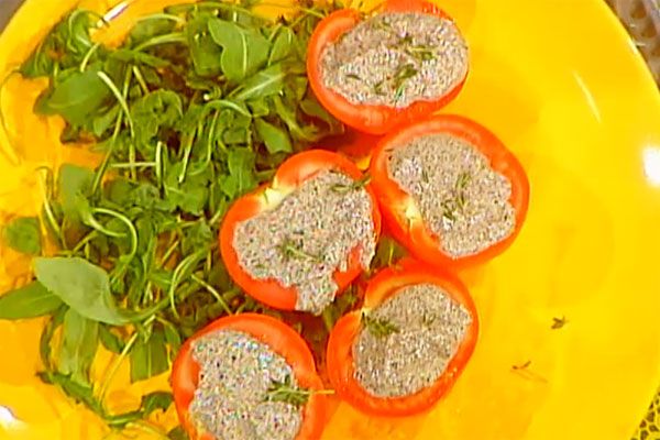 Pomodori ripieni con mousse di tofu acciughe e timo