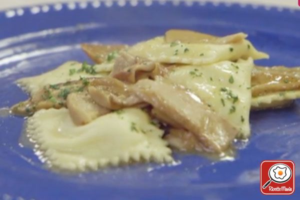 Ravioli al caprino con sugo di funghi - Molto Bene