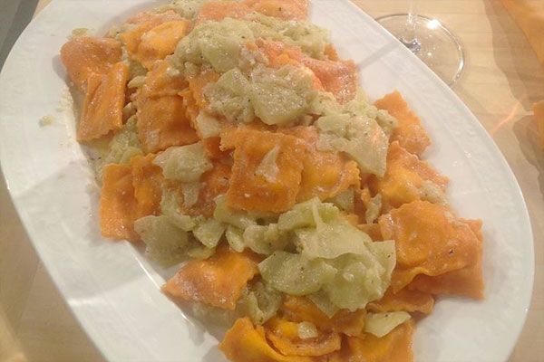 Ravioli rossi con ripieno di formaggi e salsa di mele - Alessandra Spisni