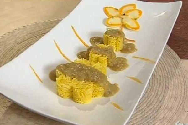 Riso basmati allo zafferano con salsa curry - cotto e mangiato