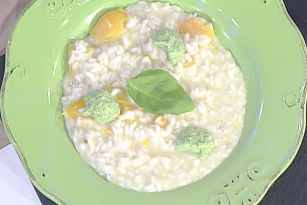 Risotto al peperone giallo con gorgonzola e salsa al basilico