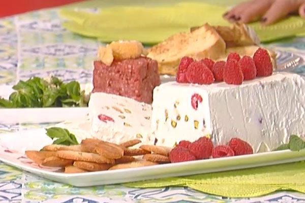 Semifreddo alla ricotta con lamponi pistacchi e sesamo