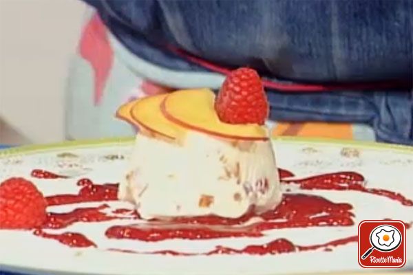 Semifreddo alle pesche caramellate e lamponi - Ambra Romani