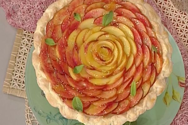 Sfogliata di pesche alla crema di mandorle