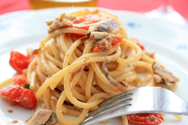 Spaghetti con alici e pomodorini