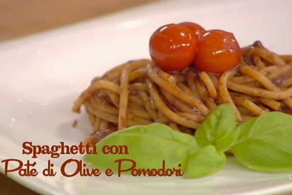 Spaghetti con pat di olive e pomodori - I men di Benedetta