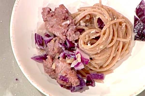 Spaghetti di farro con cavolo rosso castagne e salsiccia - Palma D'Onofrio