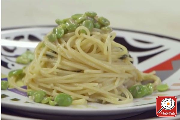 Spaghetti con fave e acciughe - Molto Bene