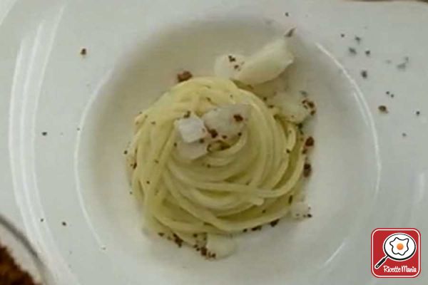 Spaghettone al baccalà con acqua di cipolla e polvere di pomodoro - Benvenuti a tavola