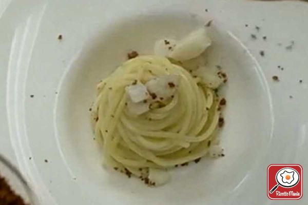 Spaghettone al baccal con acqua di cipolla e polvere di pomodoro - Benvenuti a tavola