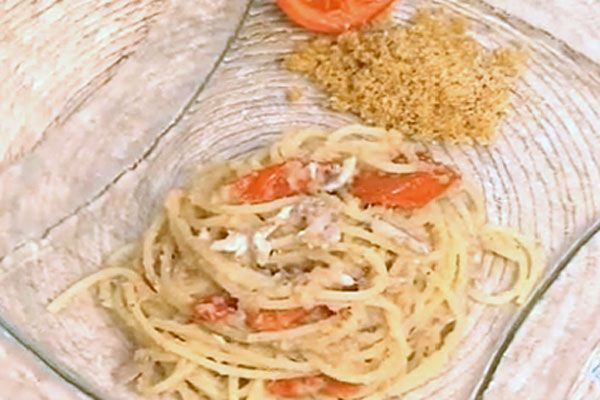 Spaghettoni con pomodori alici e pangrattato - cotto e mangiato