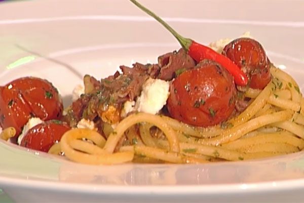 Spaghettoni con rag di prosciutto crudo al vino rosso e quartirolo