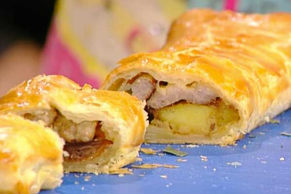 Strudel con luganega patate e formaggio