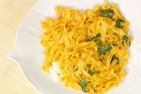 Tagliatelle al pomodoro con basilico al limone