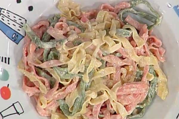 Tagliatelle colorate al gorgonzola e noci